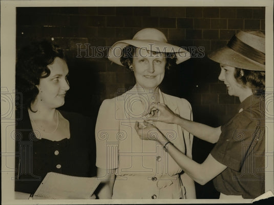 1941 Press Photo Mrs McNutt, her daughter Louise, and Registrar Ms Dorothy Dyer