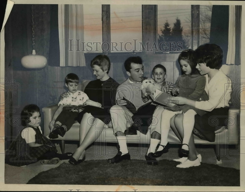 Load image into Gallery viewer, 1962 Press Photo Bush High School students volunteer to babysit during election
