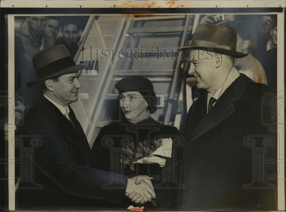 1958 Press Photo Wiley Buchanan Shakes Hand w/ Mikhail Menshikov &amp; Wife