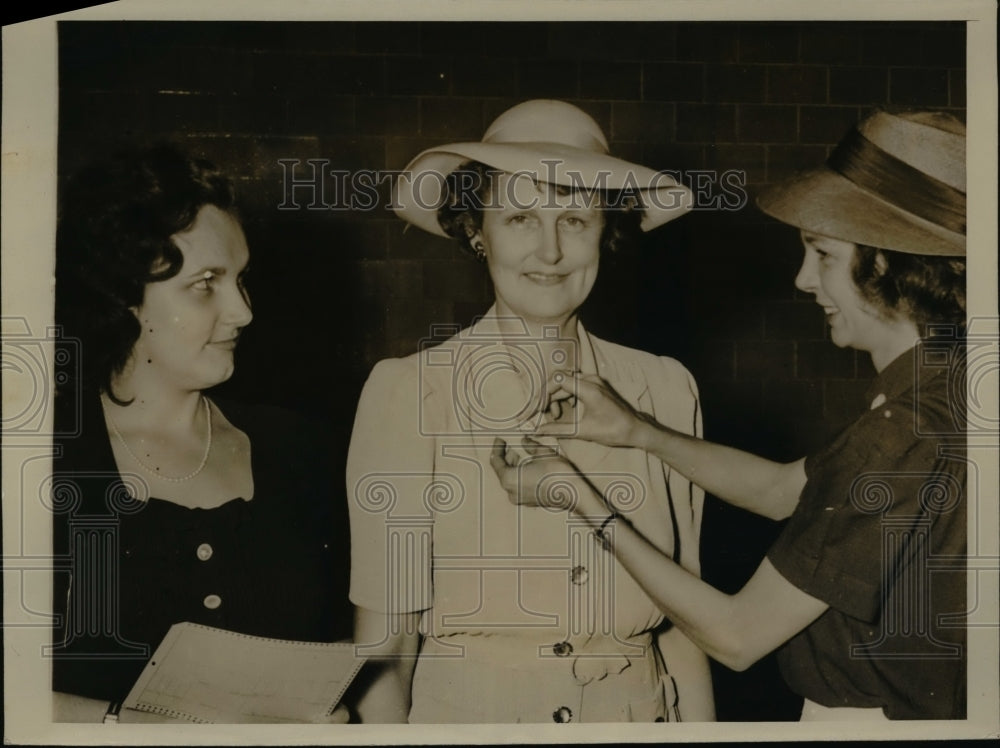 1941 Press Photo Mrs Paul McNutt and Daughter Register for Defense Mobilization