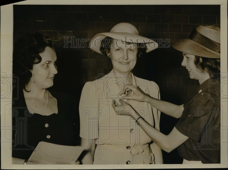 Load image into Gallery viewer, 1941 Press Photo Mrs Paul McNutt and Daughter Register for Defense Mobilization
