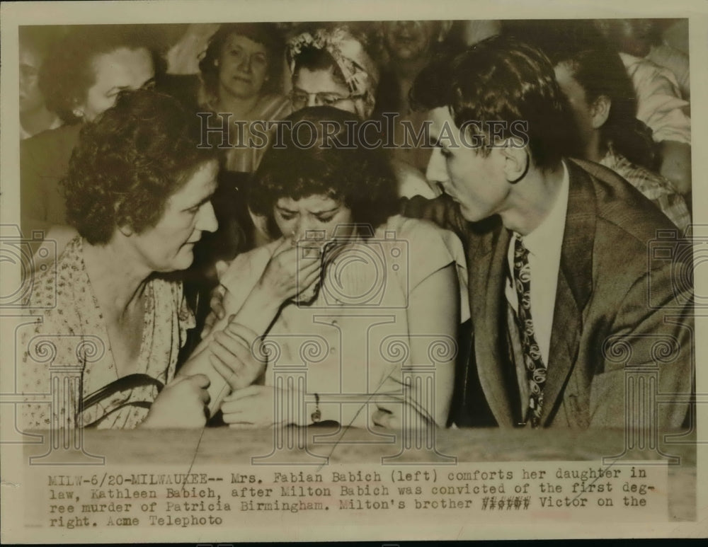 1949 Press Photo Mrs. Fabian Babich & Daughter Kathleen in Court, Milwaukee