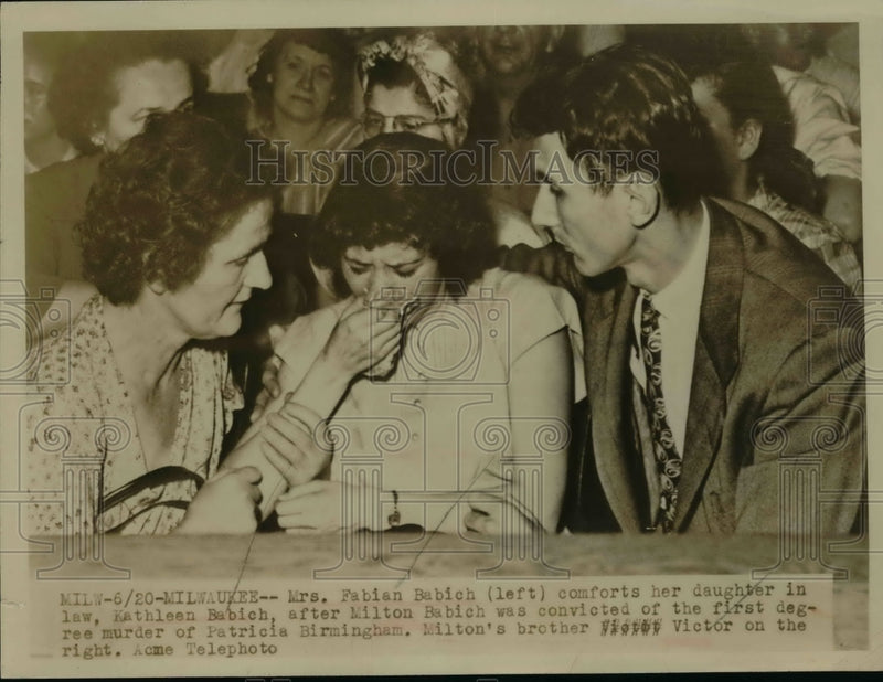 Load image into Gallery viewer, 1949 Press Photo Mrs. Fabian Babich &amp; Daughter Kathleen in Court, Milwaukee
