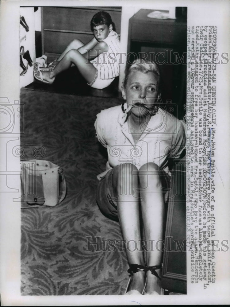 1958 Press Photo Suttle, granddaughter reenact how they were bound with tape