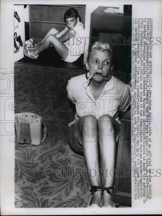 1958 Press Photo Suttle, granddaughter reenact how they were bound with tape
