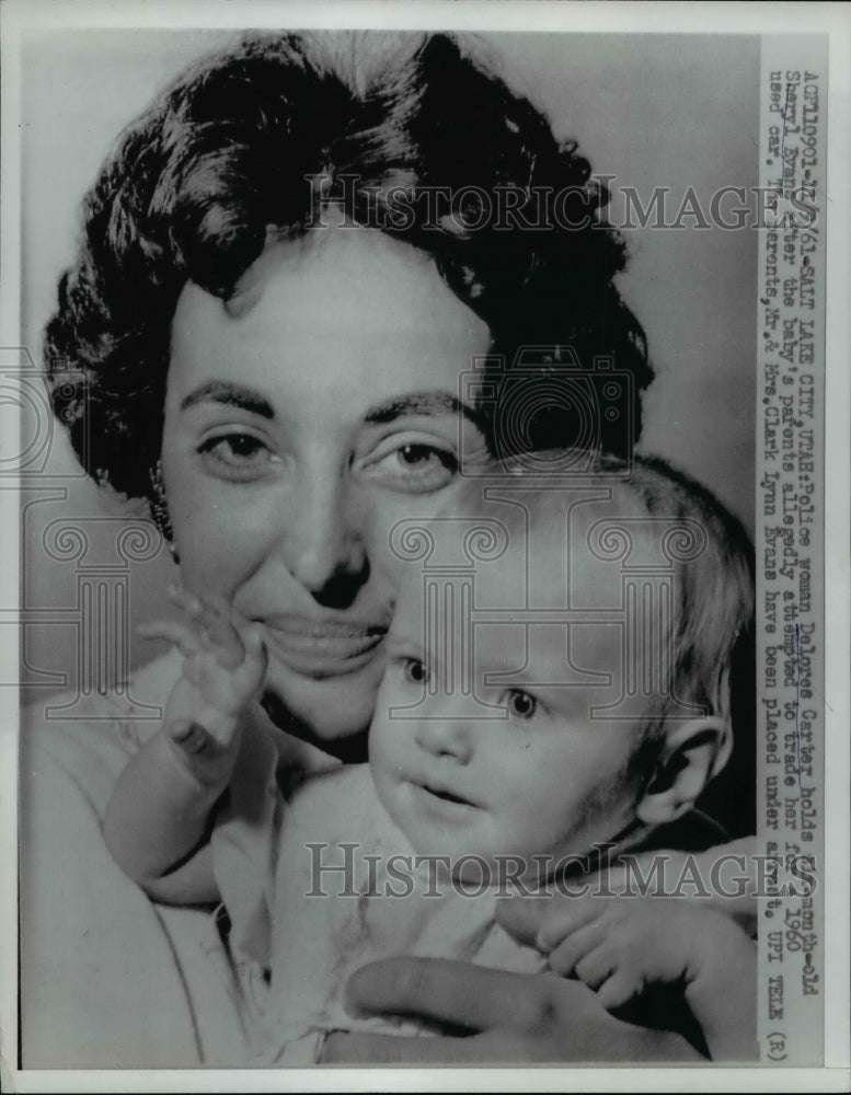 1961 Press Photo Police Officer Delores Carter w Traded Baby Sheryl Evans