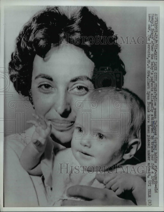 1961 Press Photo Police Officer Delores Carter w Traded Baby Sheryl Evans