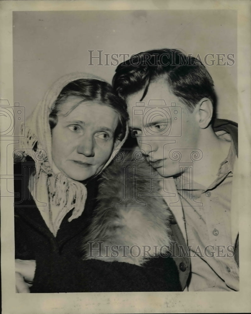 1944 Press Photo Harold Tucker w/ Mother after Killing Father in Defense Detroit