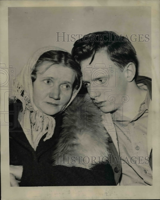 1944 Press Photo Harold Tucker w/ Mother after Killing Father in Defense Detroit