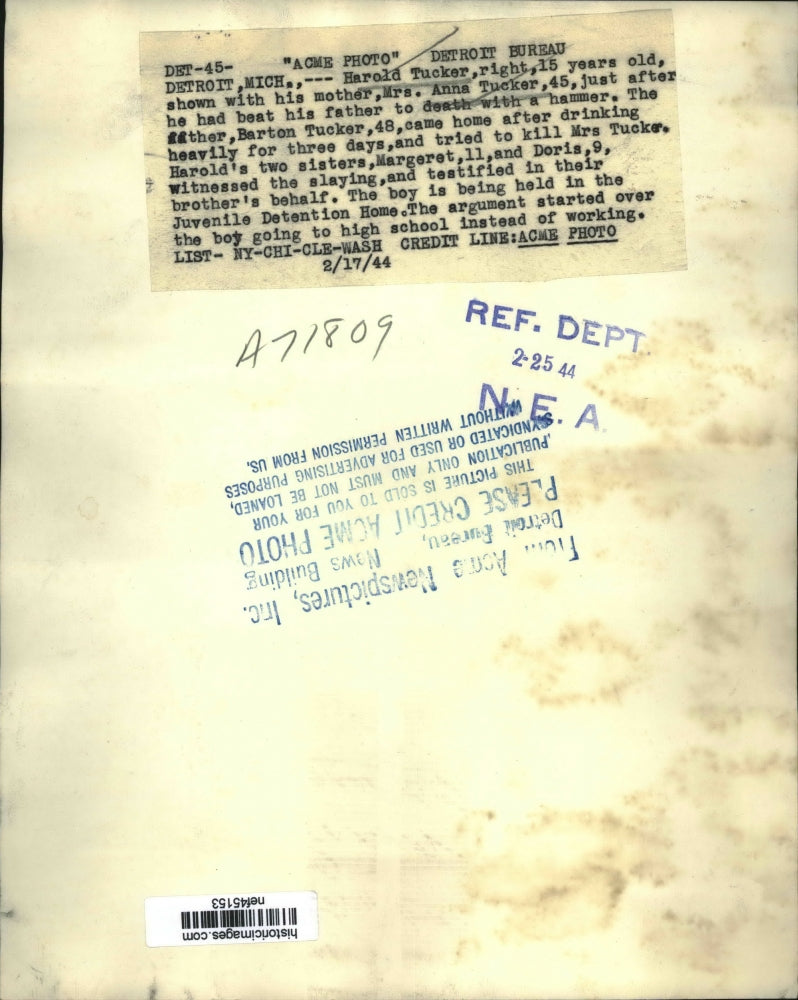 1944 Press Photo Harold Tucker w/ Mother after Killing Father in Defense Detroit