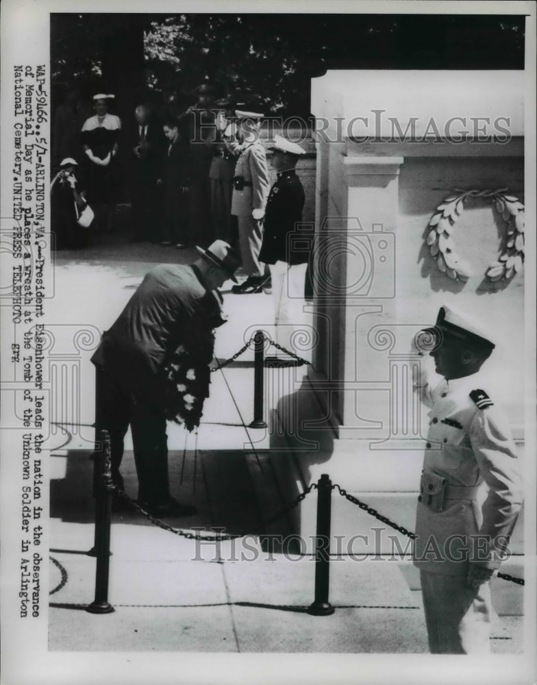1954 Press Photo Dwight Eisenhower Place Memorial Day Wreath for Unknown Soldier