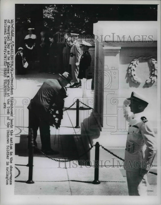 1954 Press Photo Dwight Eisenhower Place Memorial Day Wreath for Unknown Soldier
