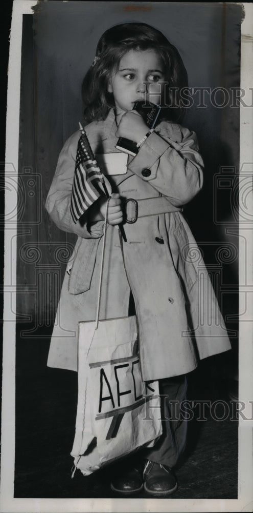 Load image into Gallery viewer, 1954 Press Photo Anna Age 5 Arrives on Freedom Flight to Washington from Russia
