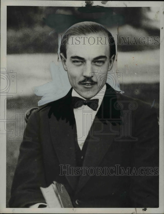 1940 Press Photo Count of Paris - nef45273