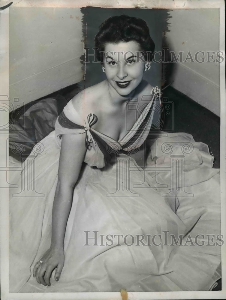 1955 Press Photo Lisa Weeks, Chosen "Queen of Good American Homes" - nef45299