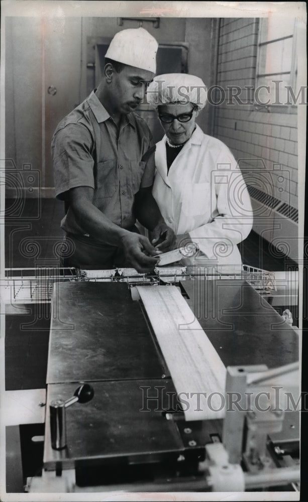 Press Photo Constance Gallo, Thomas Gilmore at Work - nef45306
