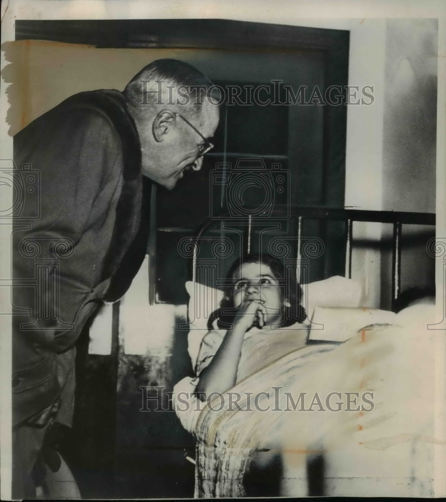 1949 Press Photo President Harry S. Truman visits Patient at Shriner's Hospital