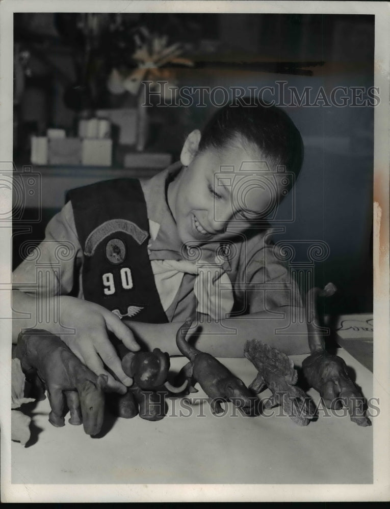 1959 Press Photo Cheryl Velnan Playing with Her Collection of Dinosaurs