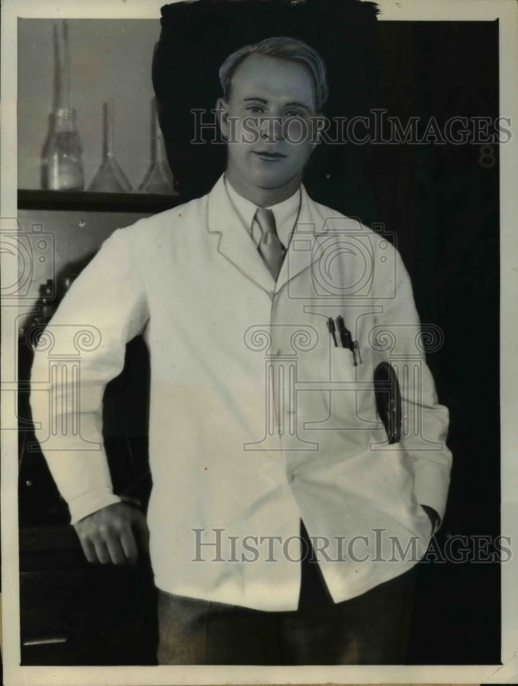 1932 Press Photo Former football star A.J. Oberlander turned medical student - Historic Images