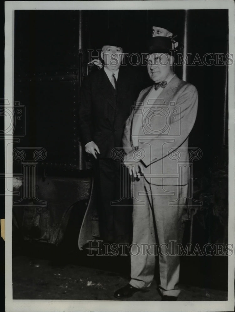 1934 Press Photo John J. McLaughlin, Guards Board Train to St. Paul, Minnesota