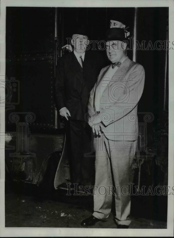 1934 Press Photo John J. McLaughlin, Guards Board Train to St. Paul, Minnesota