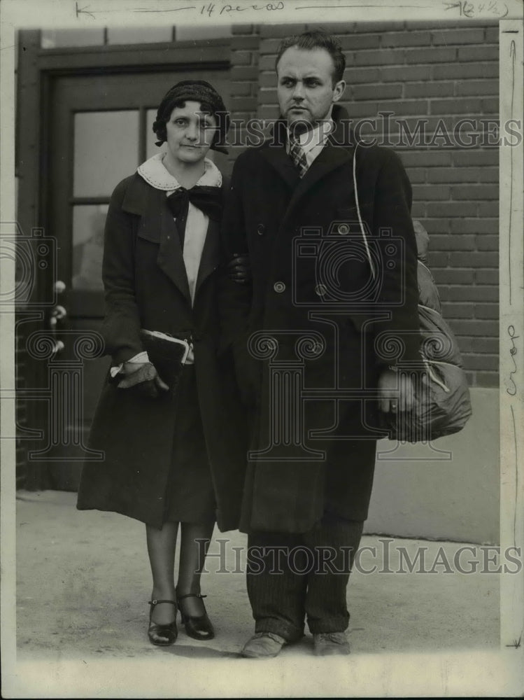 Load image into Gallery viewer, 1931 Press Photo Baloonist Milford Vanik &amp; Mother Arriving in Cleveland, Ohio
