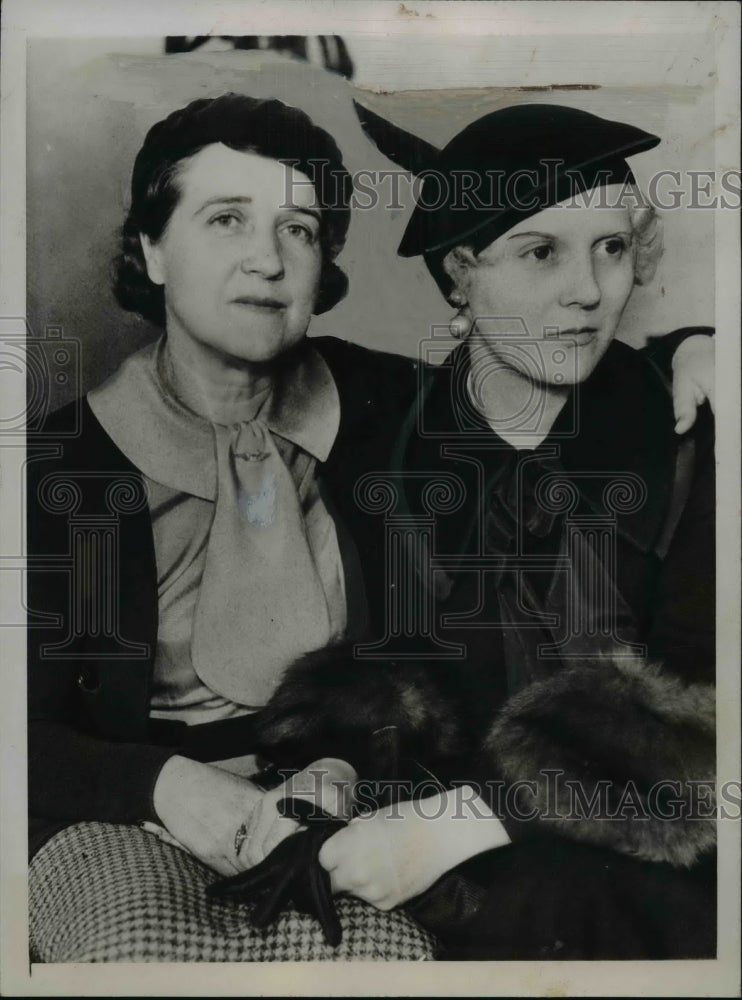 1935 Press Photo Mrs. Louis Vremsak, Mary McKinney, Paying Ransom for Husband