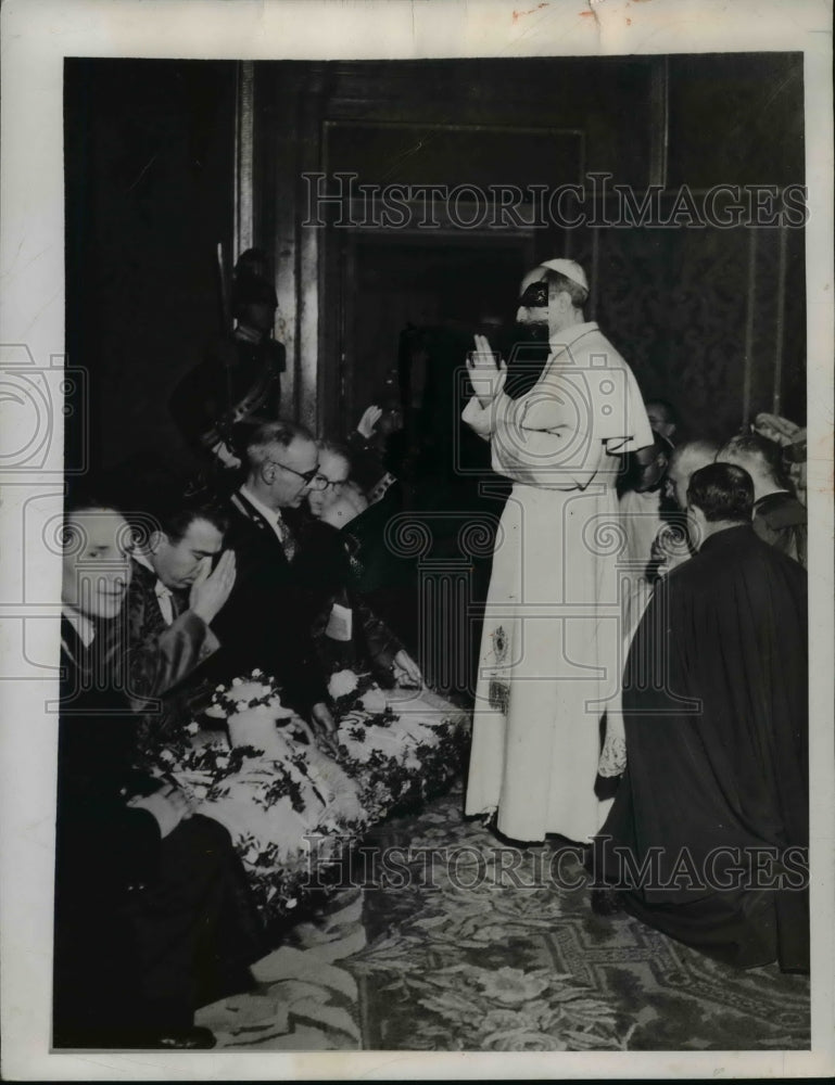 Load image into Gallery viewer, 1946 Press Photo Pope Pius XII Blessing Lambs at St. Agnes Convent, Rome
