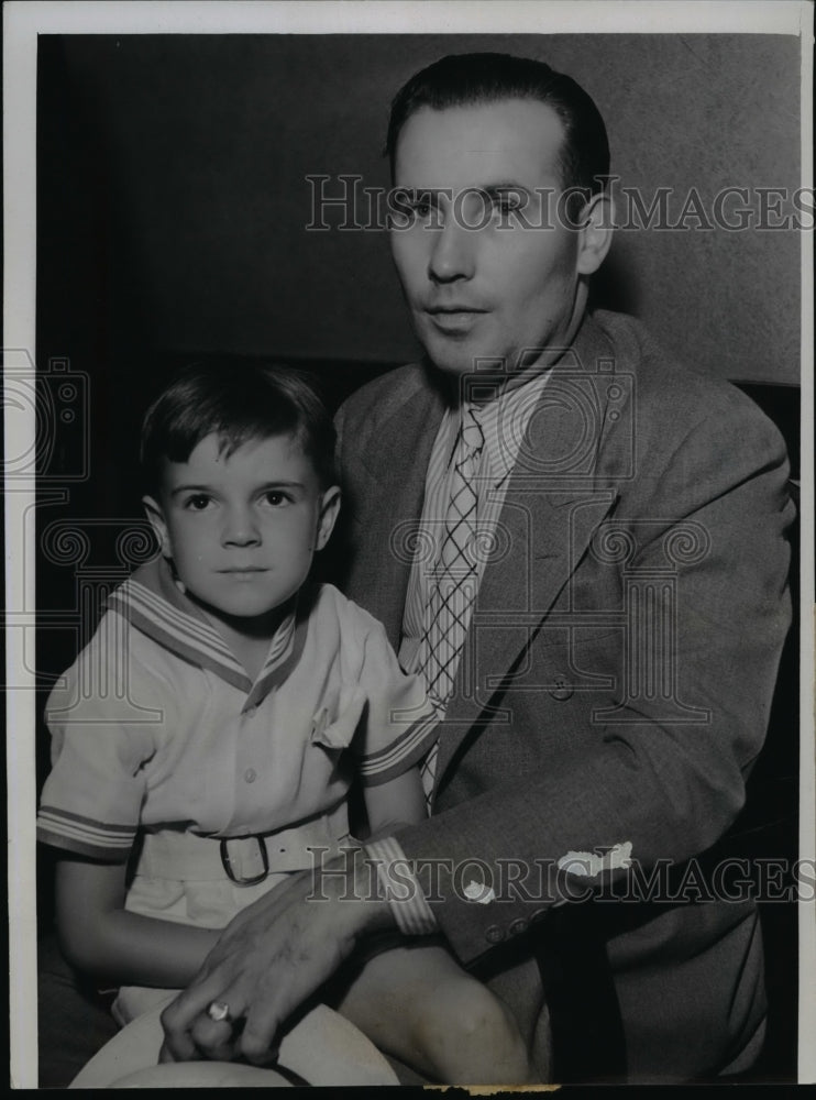 1938 Press Photo James B Thompson Flees to Chicago to the Side of Son James Jr