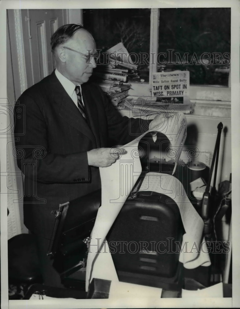 1952 Press Photo Senator Robert Taft Checking Election News Reports, Washington