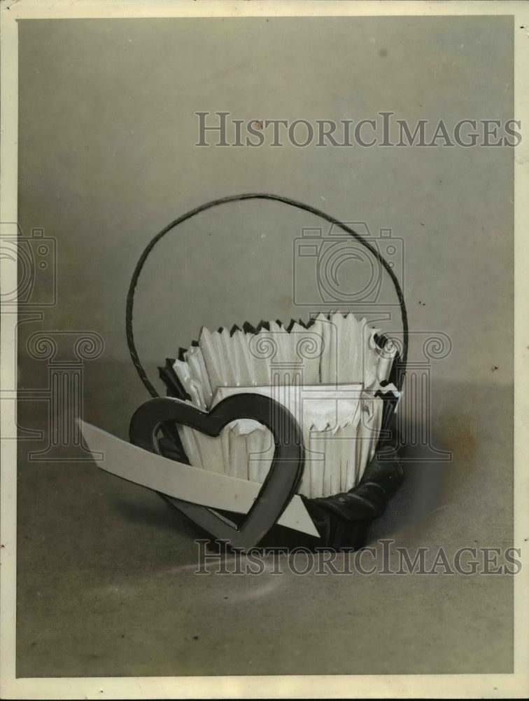 Press Photo Heart Basket - nef45611