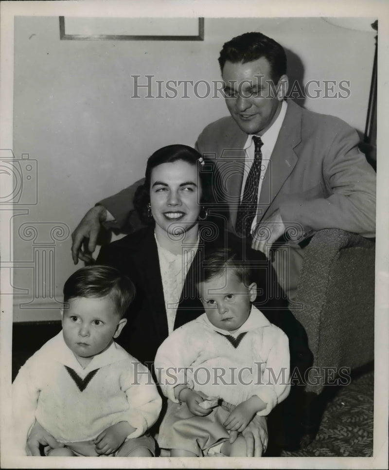 Load image into Gallery viewer, 1951 Press Photo Gene Peterman &amp; Wife, Adopted Irish Twin Boys Kevin &amp; Kerry
