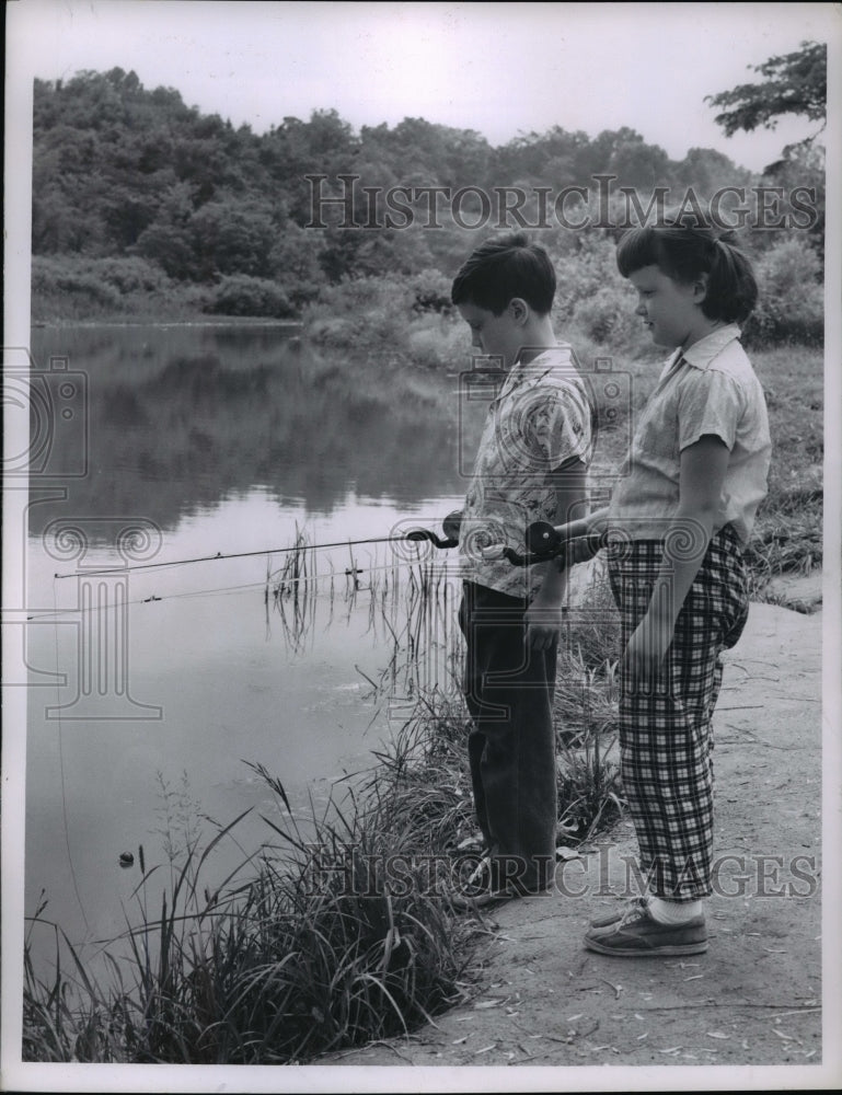 Load image into Gallery viewer, 1961 Press Photo Mickey Slarin, and Sister Peggy in a reservation park.
