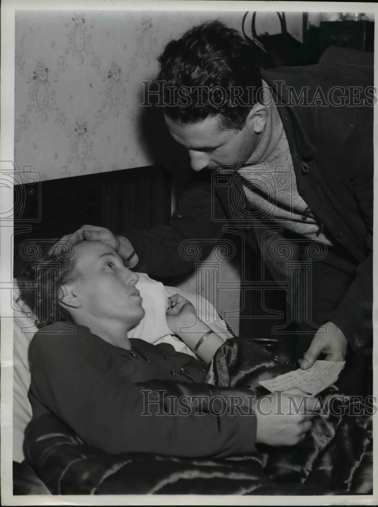 1942 Press Photo Mrs Louise Miller &amp; Husband Morris Their Daughter is Missing- Historic Images