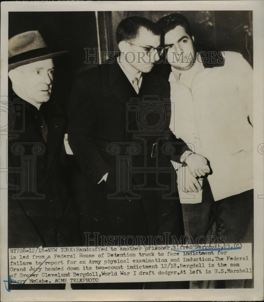 1950 Press Photo Alfred Bergdoill Handcuffed Leaving Fed Detention Truck