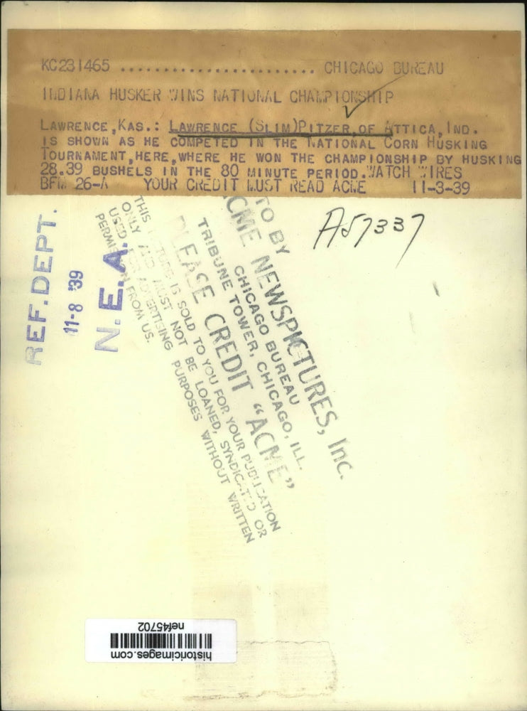 1939 Press Photo Lawrence Pitzer Competes in National Corn Husking Tournament