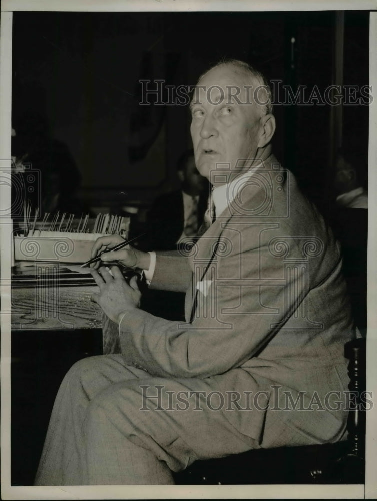 1936 Press Photo Lionel D. Hargis checks in at the Democratic headquarters