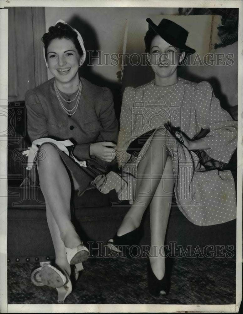 1940 Press Photo Millie Bernice Hoge, daughter Helen Hoge, in "Love Piracy" suit