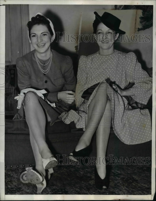 1940 Press Photo Millie Bernice Hoge, daughter Helen Hoge, in "Love Piracy" suit