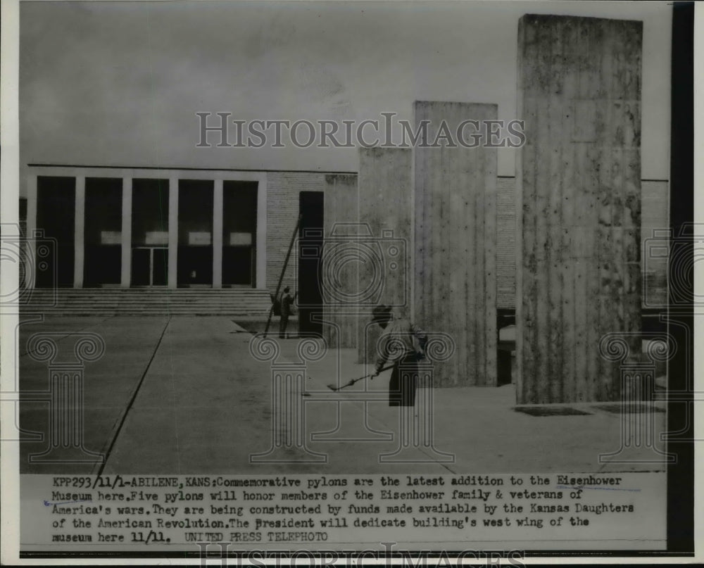 1954 Press Photo Commemorative Pylon add to the Eisenhower Museum in Kansas