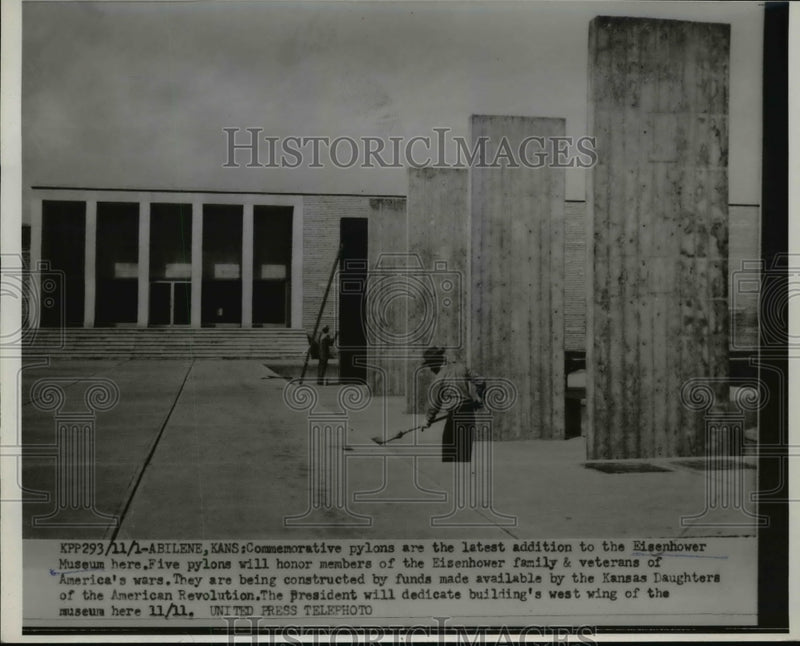 Load image into Gallery viewer, 1954 Press Photo Commemorative Pylon add to the Eisenhower Museum in Kansas
