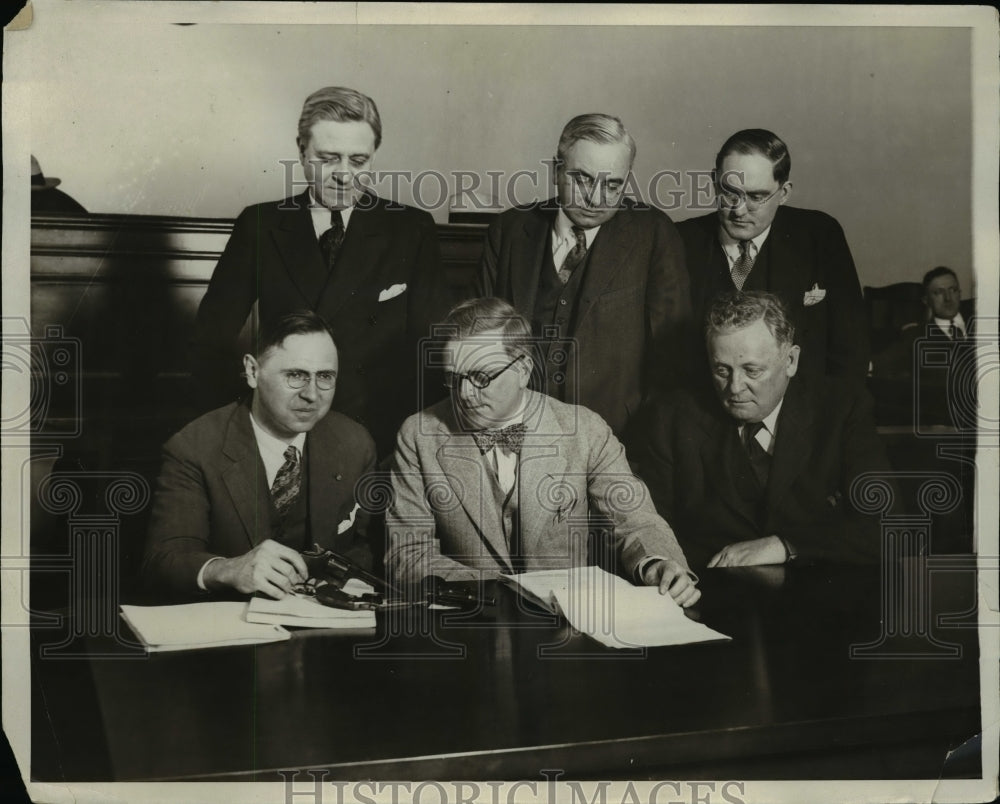 Undated Press Photo Group of Men looking at a gun - nef45797