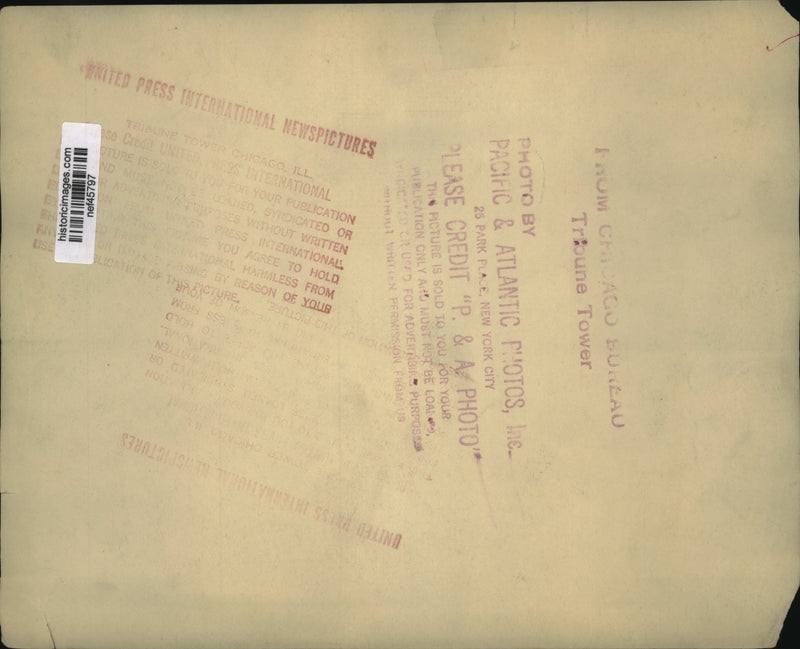 Load image into Gallery viewer, Undated Press Photo Group of Men looking at a gun - nef45797
