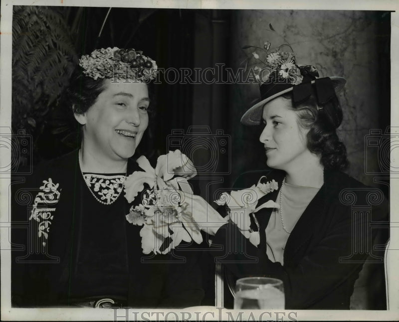 Load image into Gallery viewer, 1940 Press Photo Mrs Robert A Taft in Philadelphia to Aid Husband's Campaign
