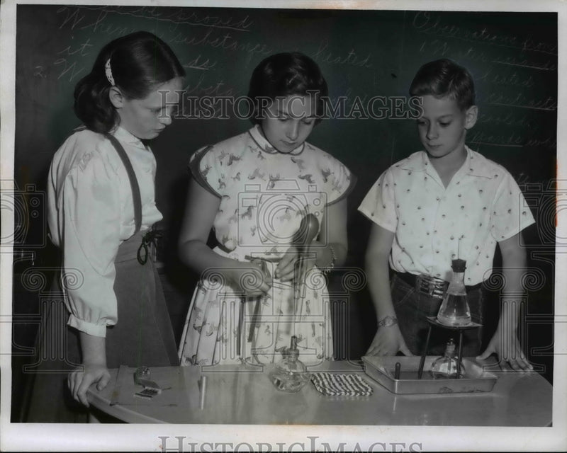 Load image into Gallery viewer, 1956 Press Photo Students at Franklin School - nef45812
