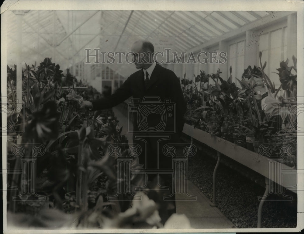 1925 Press Photo New Ag Secretary Jardino Becomes Acquainted with His Flowers