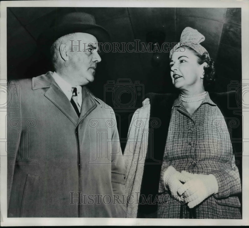 Load image into Gallery viewer, 1950 Press Photo Former Rep J Farnell Thomas &amp; Wife Arrive at Fed District Court
