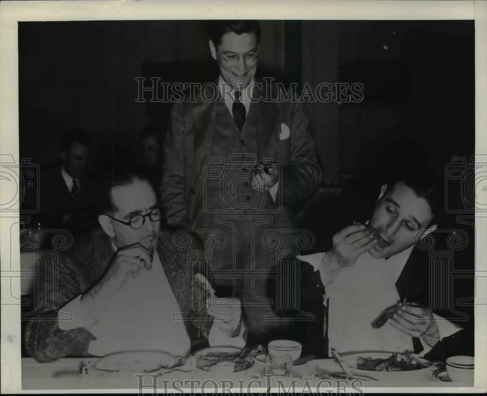 1936 Press Photo Henry Newman Defeats Norman Hill in Smelt Eating Contest- Historic Images