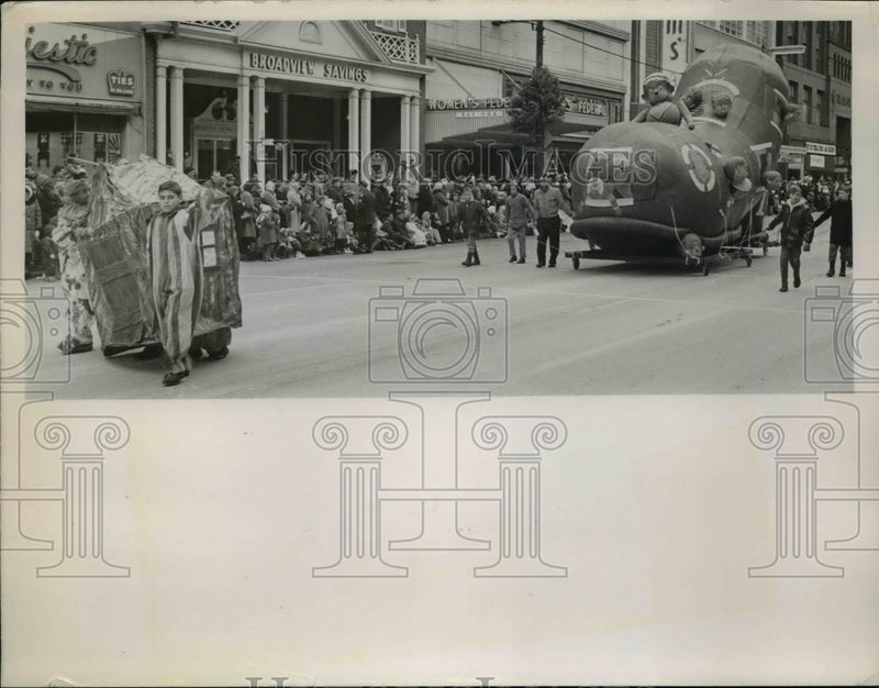 Load image into Gallery viewer, 1963 Press Photo Christmas Parade - nef45839
