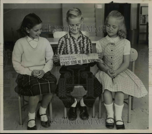1956 Press Photo School Children Reading Article Regarding Bus Crash - nef45846